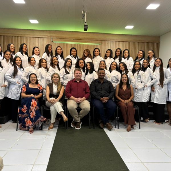 Cerimônia do Jaleco celebra nova etapa para as turmas de Estética e Análises Clínicas