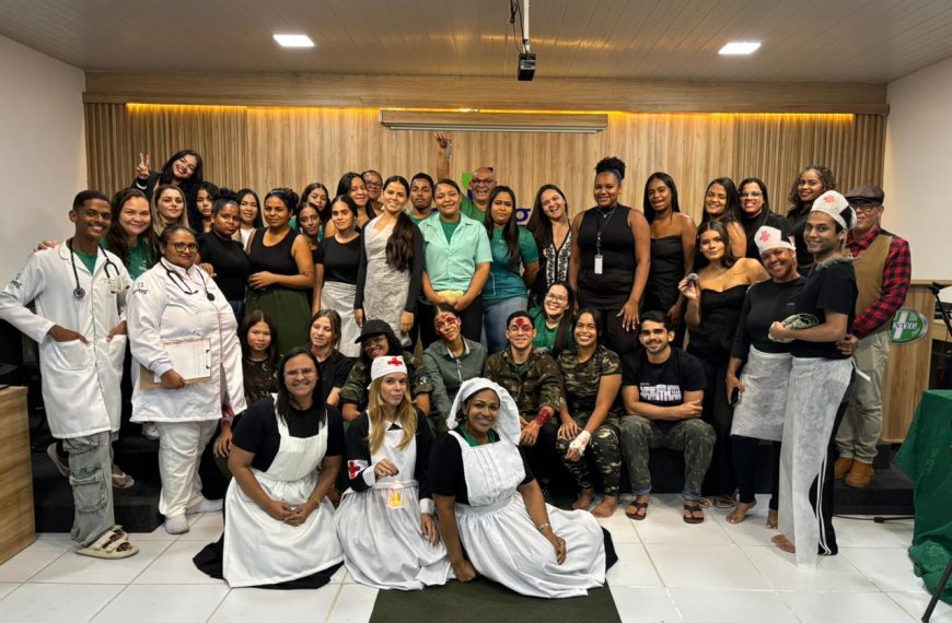 Turma 50 emociona com peça teatral em homenagem a Ana Néri e Florence Nightingale